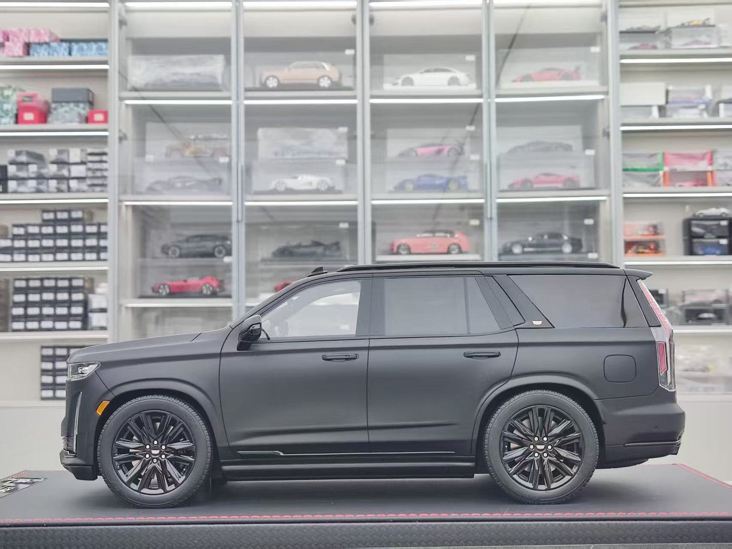 BBA MODEL 1/18 Cadillac Escalade Luxury Edition, Matte Black, BBA049