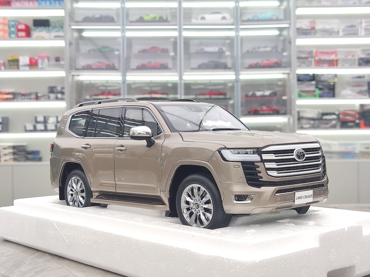 LCD 1/18 Toyota Land Cruiser LC300 ZX Ora Die-gisita Aŭtomodelo LCD112