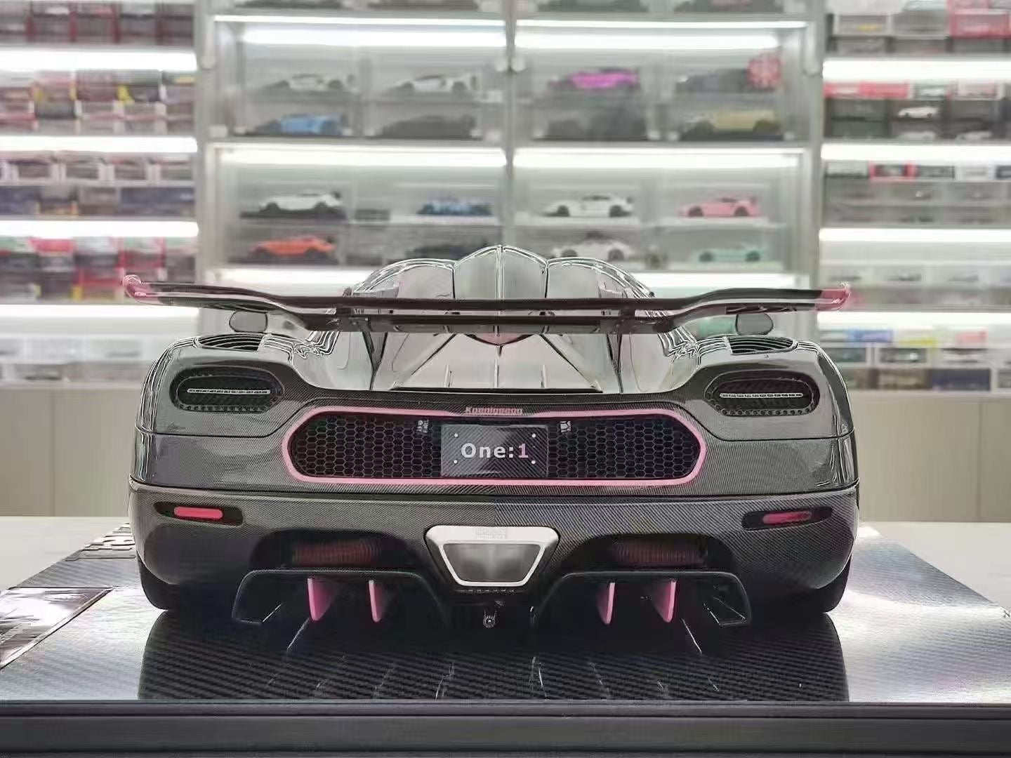 FA 1/8 Koenigsegg ONE:1 Carbon Powder High-end Car Model Ornament FA069