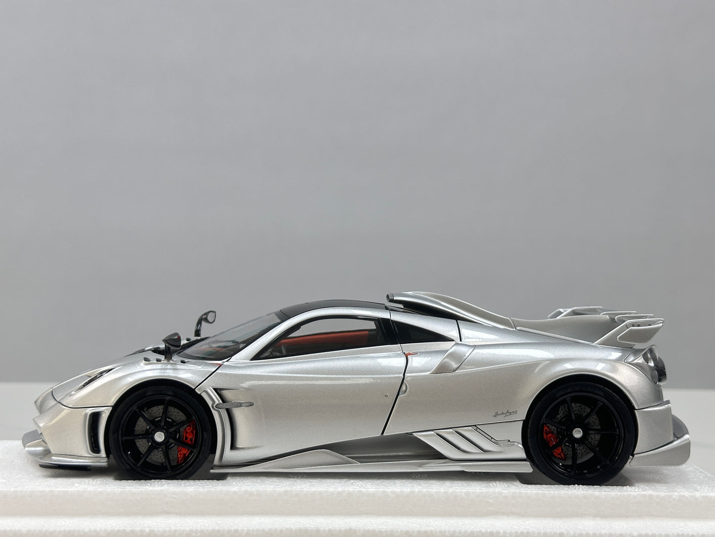 LCD 1/18 Pagani Imola Silver (LCD125)