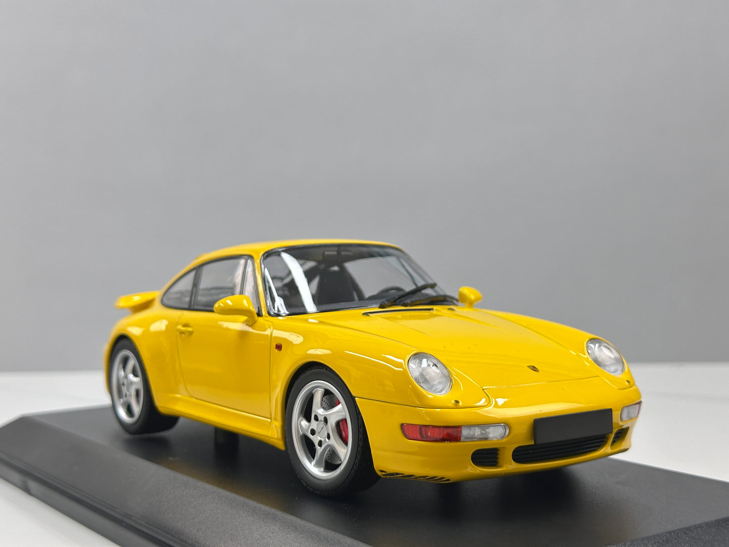 MINICHAMPS 1/18 Porsche 911 (993) Turbo (1995) Yellow 155061172