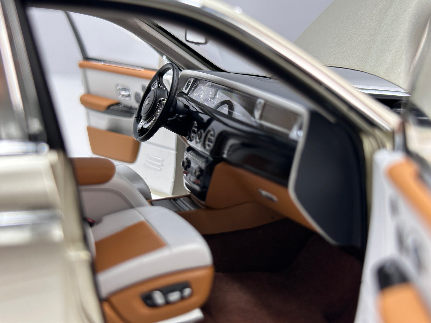 ZP 1/18 Rolls-Royce Phantom VIII (Gold Badge / Leather Suitcase Edition) – Champagne Gold (ZP116)