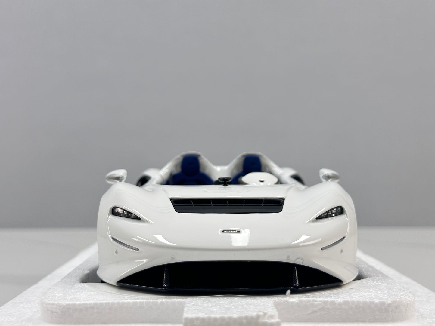 LCD 1/18 McLaren Elva Die-cast Model – Pearl White with Blue Interior (LCD18015-WH)
