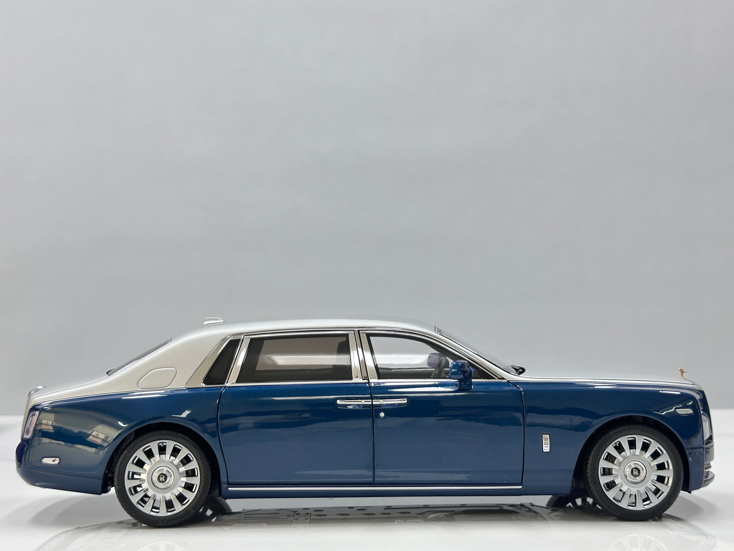 ZP 1/18 Rolls-Royce Phantom VIII – Silver / Pikes Peak Blue (ZP122)