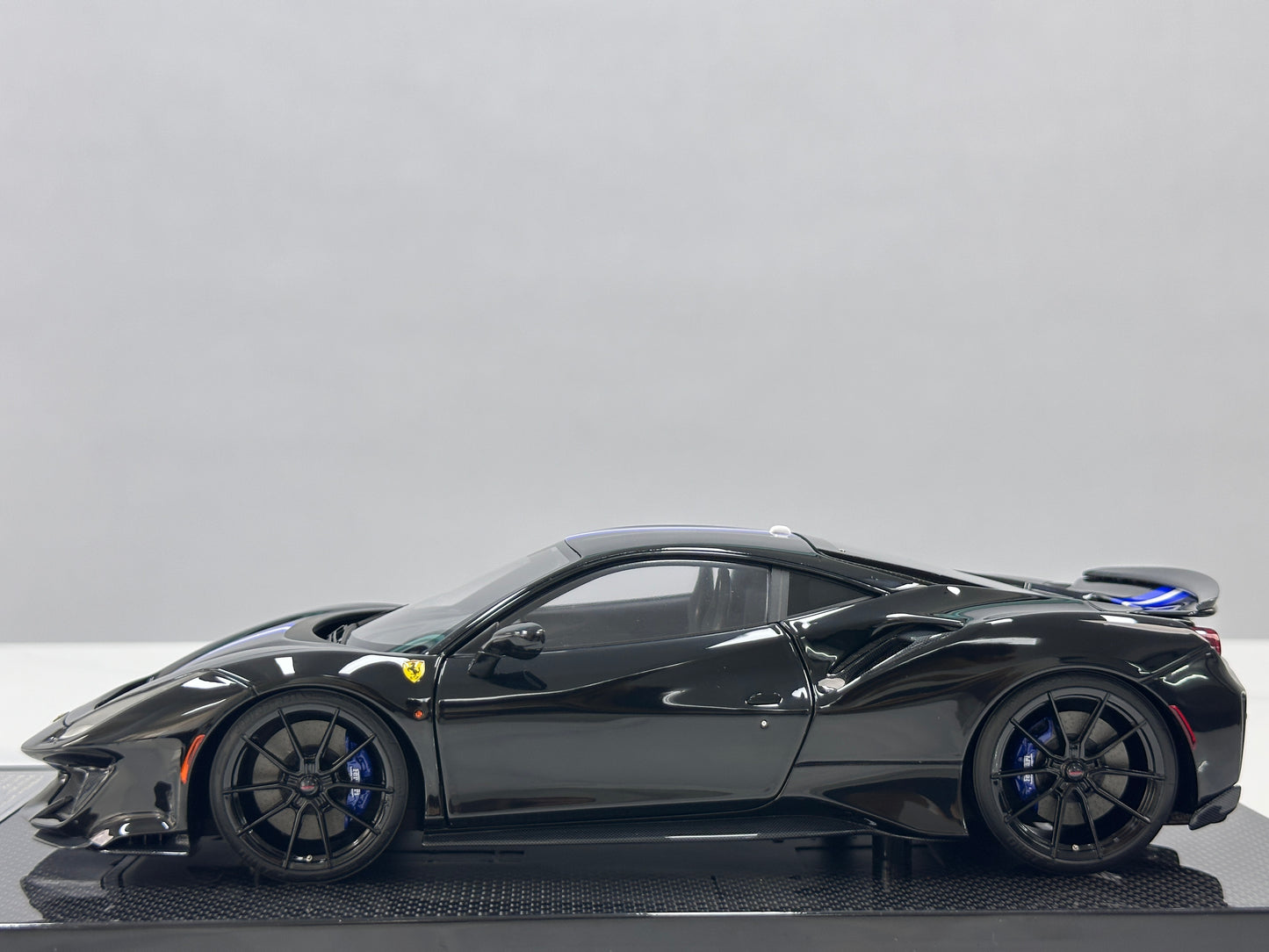 DM Pro 1:18 Ferrari 488P – Black Base, Style F – Black – Fully Opening Resin Model (DGP006B)