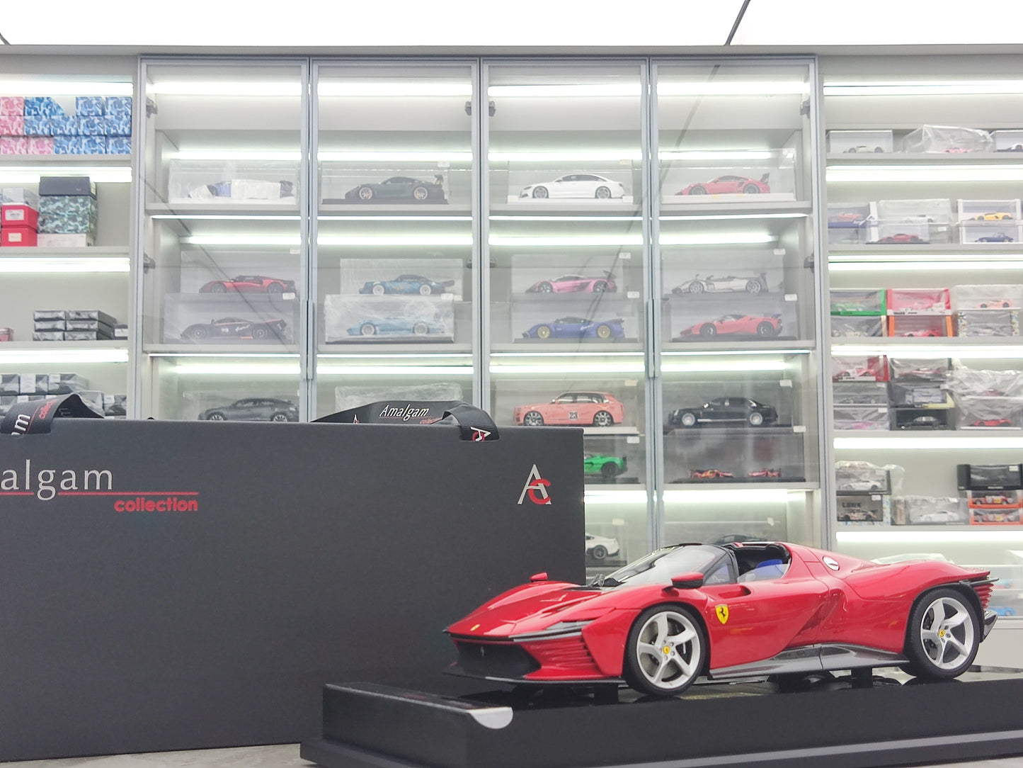 Amalgam 1/18 Ferrari Daytona SP3 Standard Red M6276-SC1