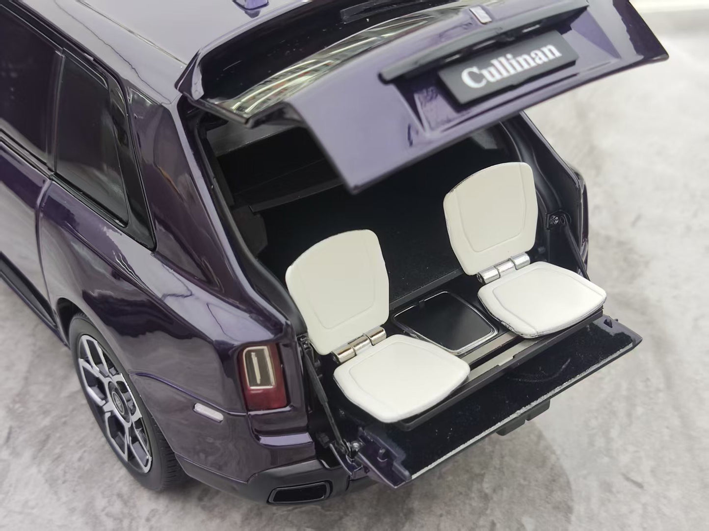 ZP 1/18 Rolls-Royce Cullinan BB Fishing Seat Edition, Leather Suitcase Version, Metallic Purple ZP111