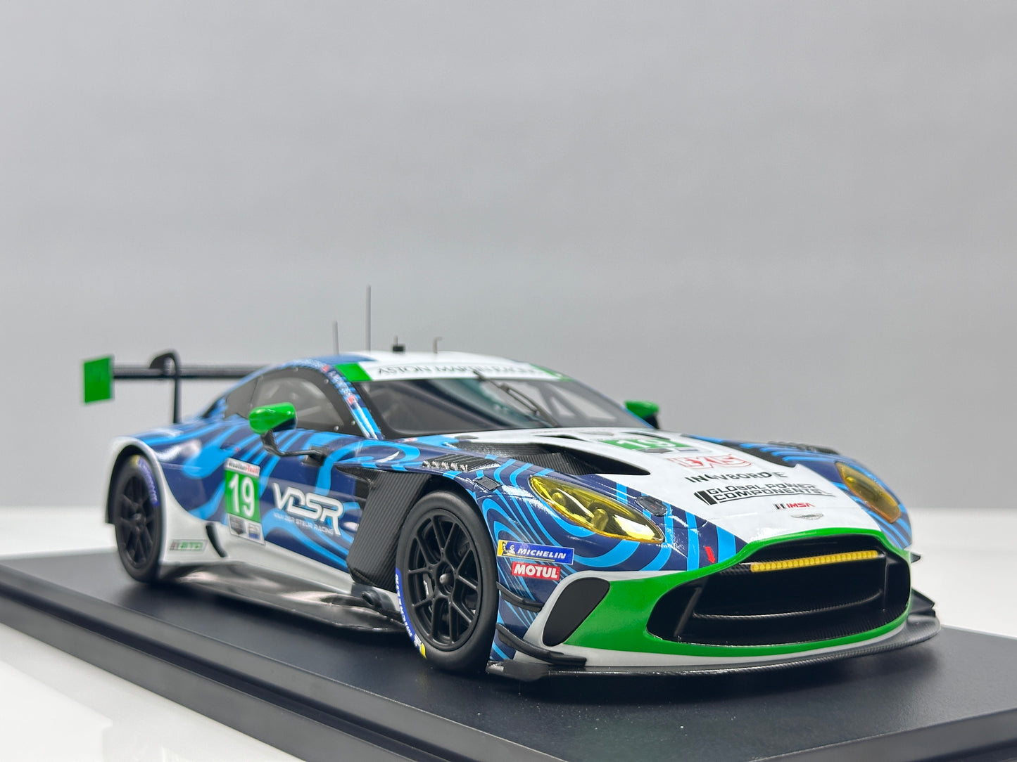 Topspeed 1/18 Aston Martin Vantage GT3 Evo – White & Blue Livery (TS0709)