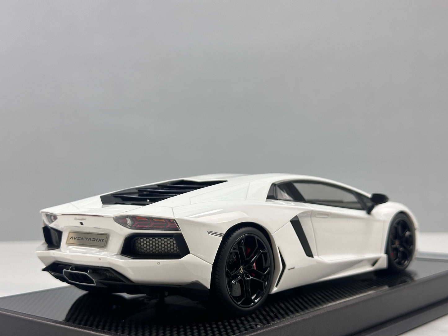 VMB 1/18 Lamborghini Aventador LP700-4 White VMB065