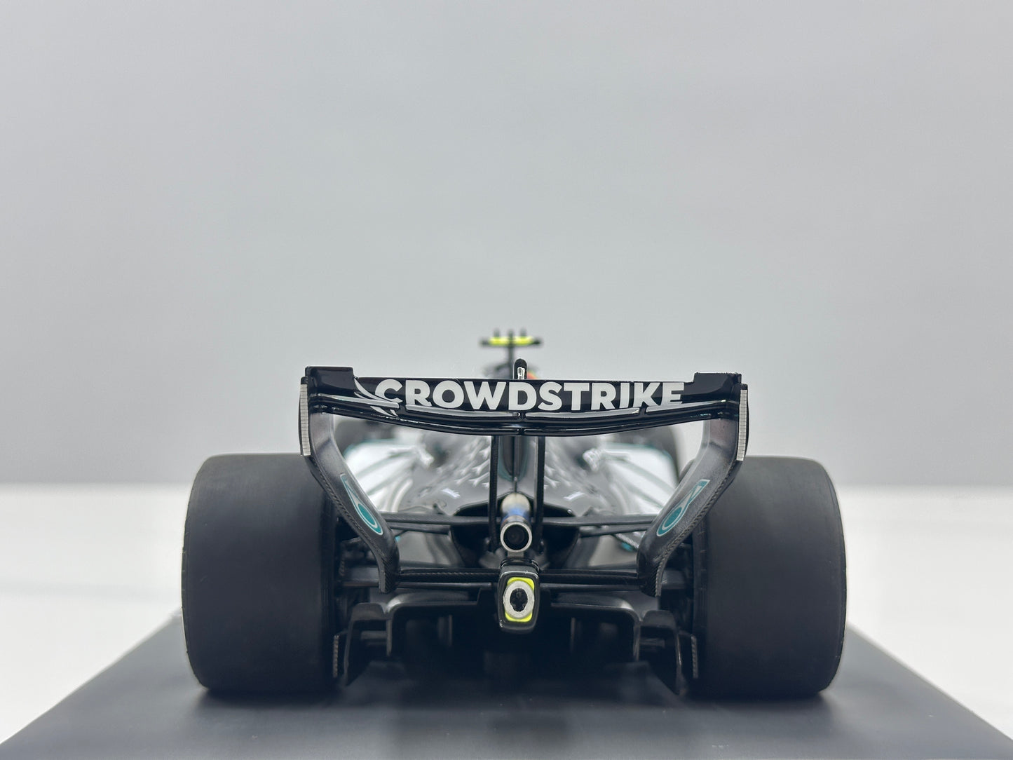 MINICHAMPS 1/18 Mercedes-AMG PETRONAS F1 Team W17 K. Antonelli – 2026 Chinese Grand Prix Winner, Silver Livery (117260212)