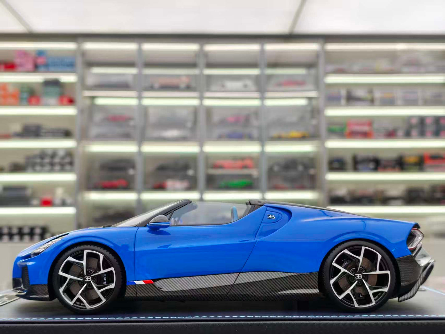 MR 1/18 Bugatti W16 Mistral, Blue, BUG015C