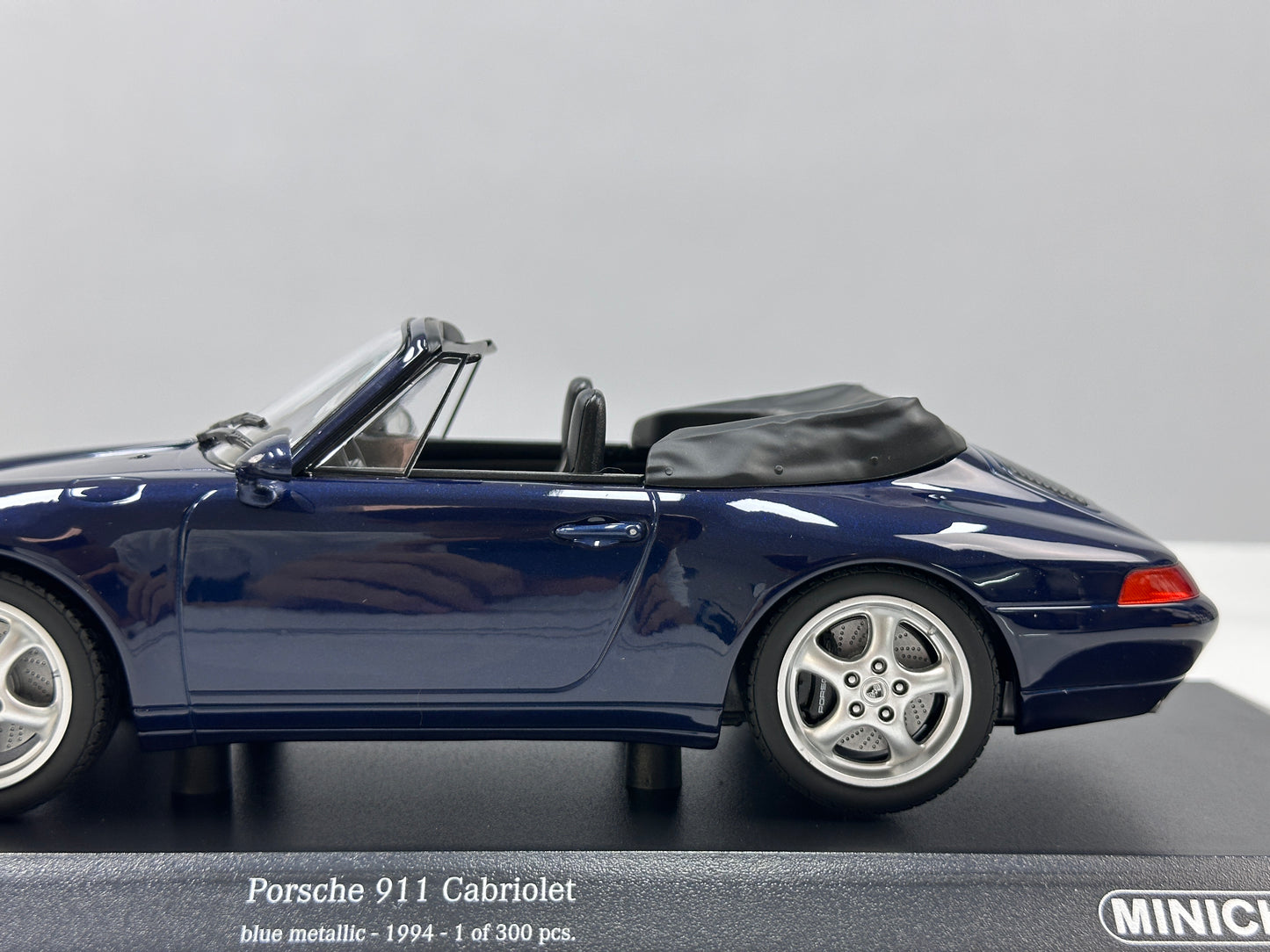MINICHAMPS 1/18 Porsche 911 (993) Cabriolet Metallic Blue (155061130)