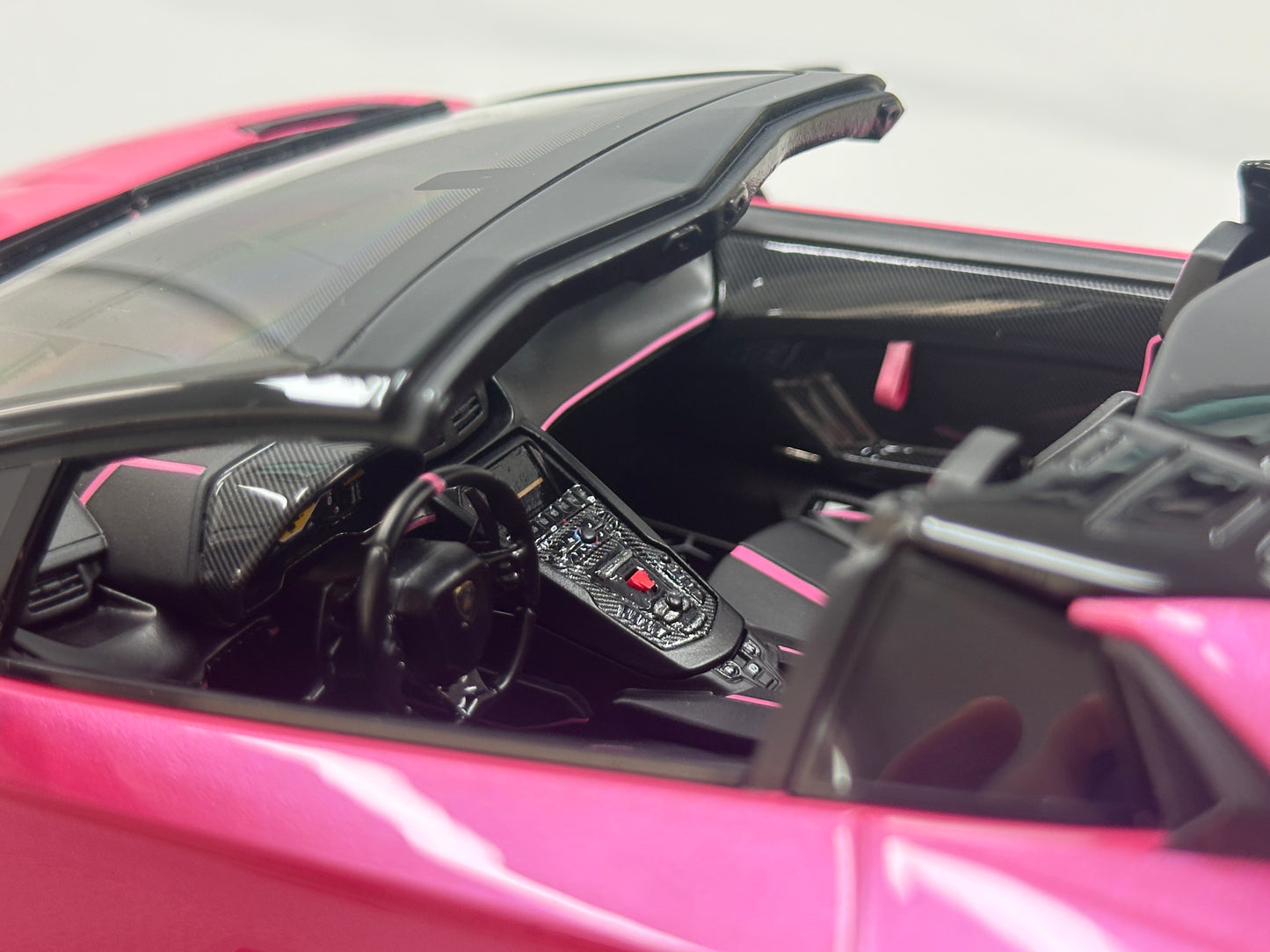 MAKEUP 1/18 Lamborghini Aventador LP750-4 SV Roadster 2015 Pink EML007H