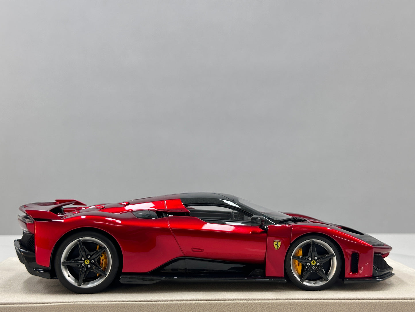 HERMES COLLECTION 1/18 Ferrari F80 – Metallic Red (HC019)