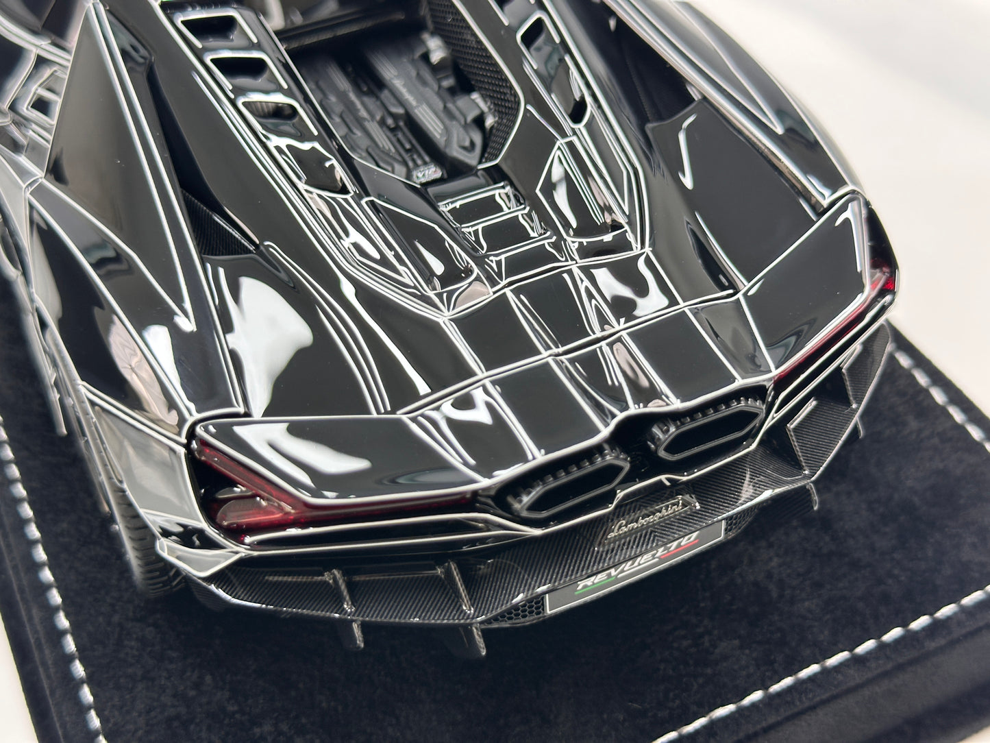 HH Model 1/18 Lamborghini Revuelto Black Luminous Crackle Pattern HH625