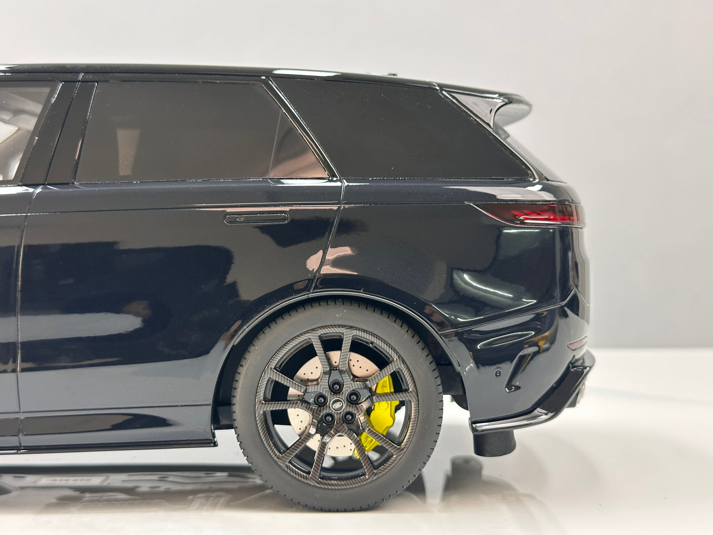 GT Spirit 1/12 Land Rover Range Rover Sport SV Edition Two Black GT555