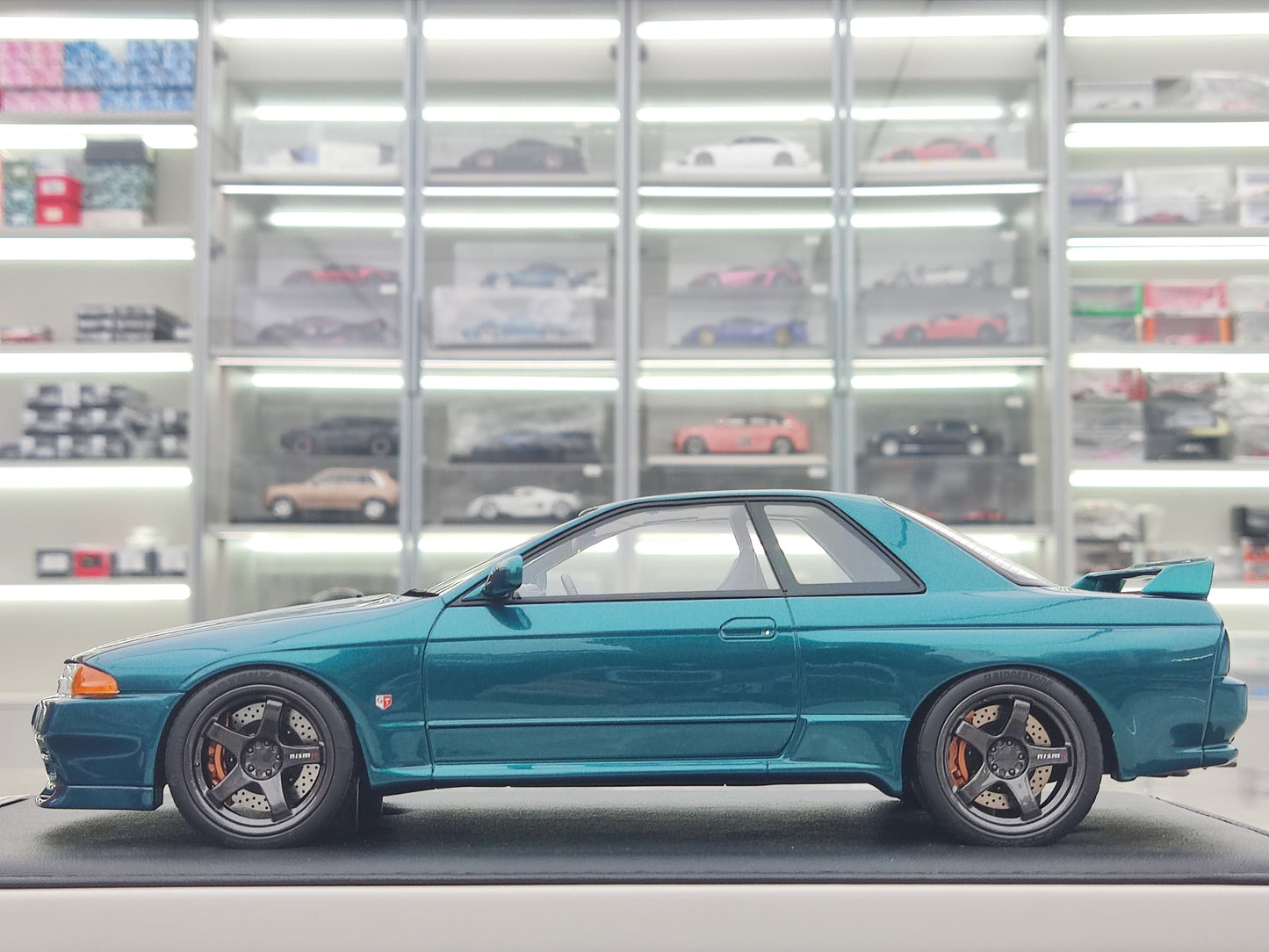 MOTORHELIX 1/18 Nissan Skyline GT-R (R32) Customized Version Midnight Green MH324