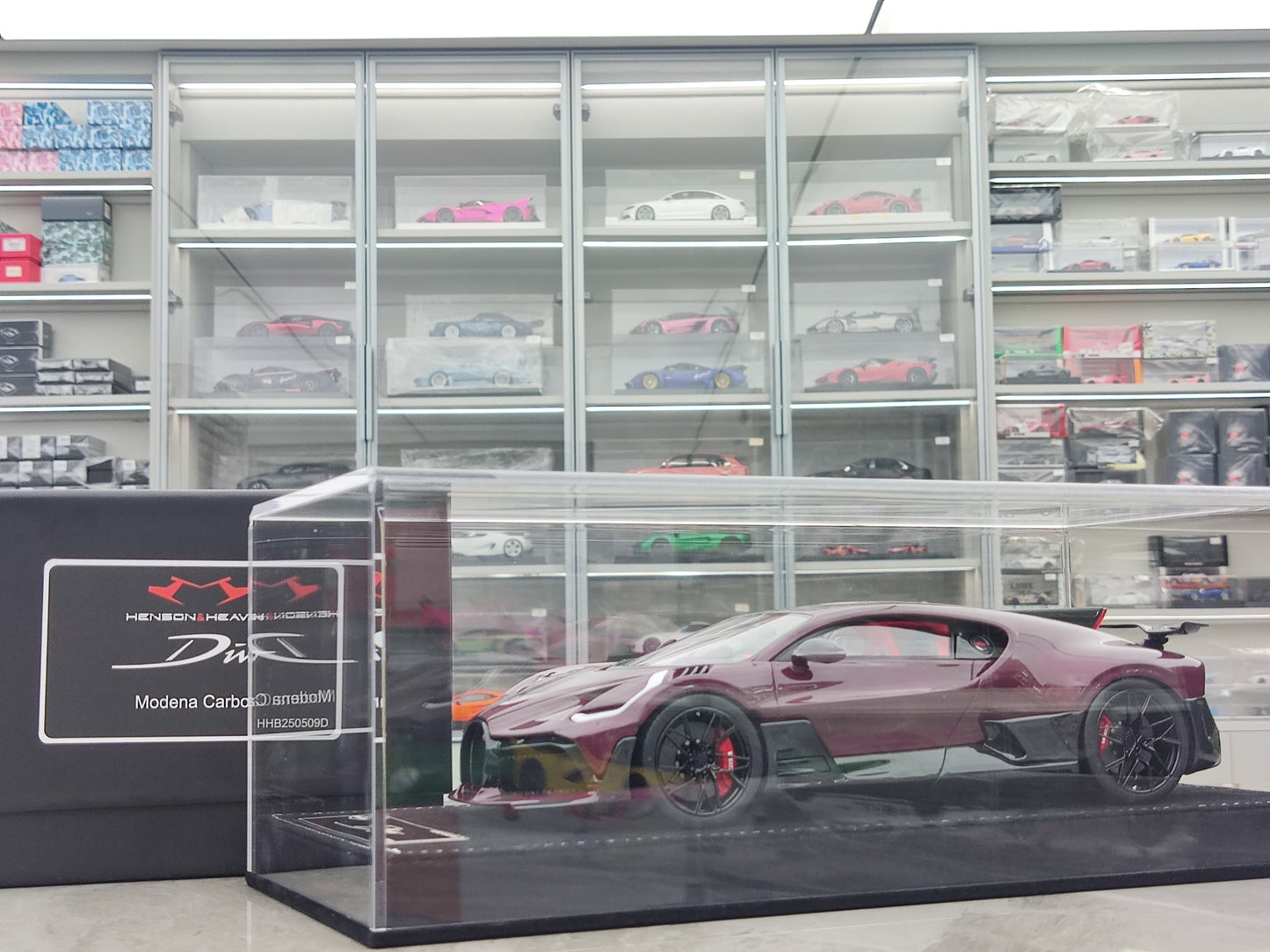 HH Model 1/18 Bugatti Divo, Red All Carbon Fiber HH515