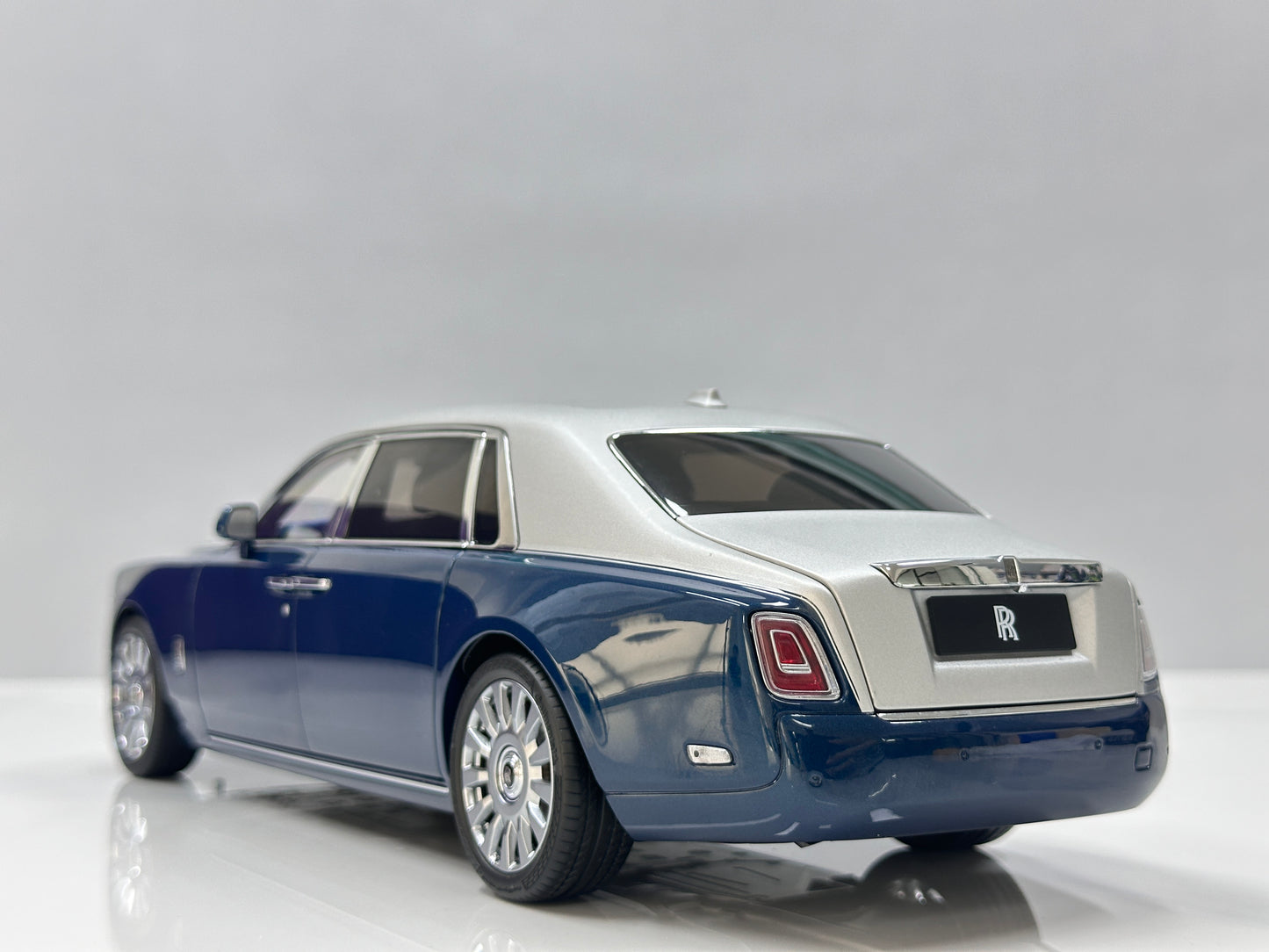 ZP 1/18 Rolls-Royce Phantom VIII – Silver / Pikes Peak Blue (ZP122)