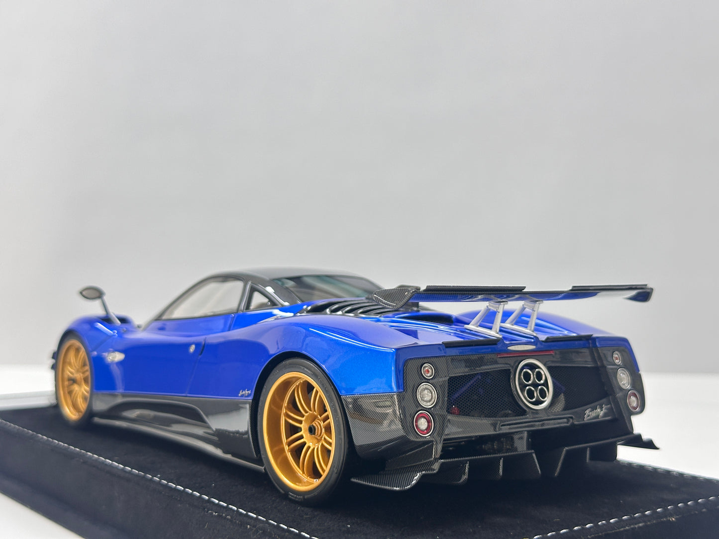 HH Model 1/18 Pagani Zonda F – Dark Blue with Gold Wheels (HH701)
