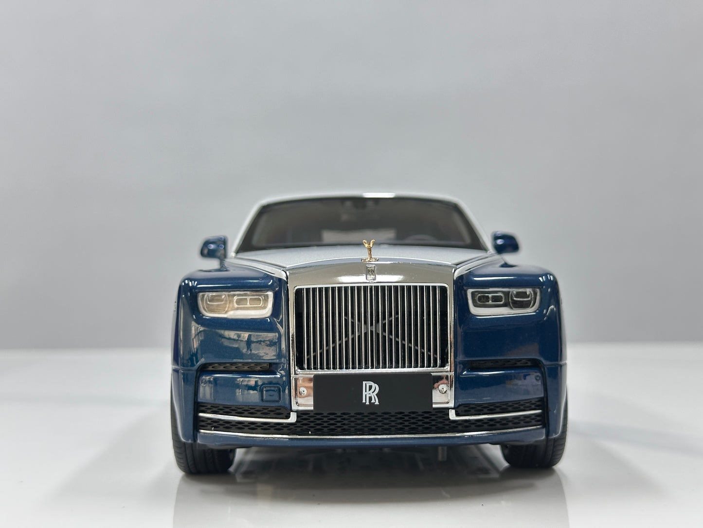 ZP 1/18 Rolls-Royce Phantom VIII – Silver / Pikes Peak Blue (ZP122)