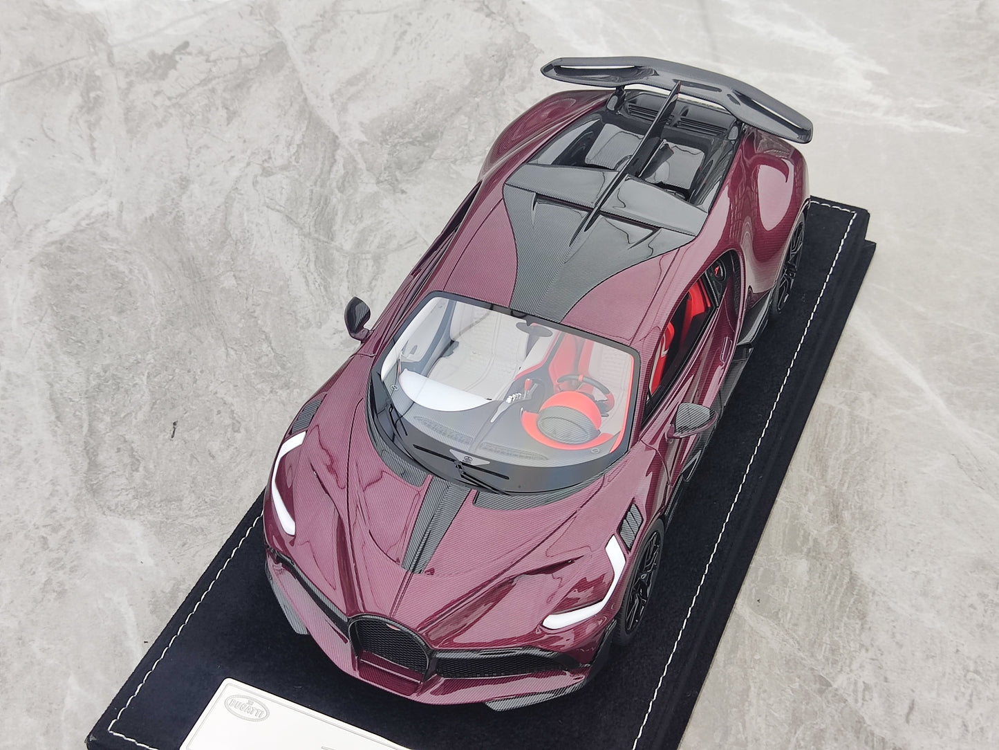 HH Model 1/18 Bugatti Divo, Red All Carbon Fiber HH515