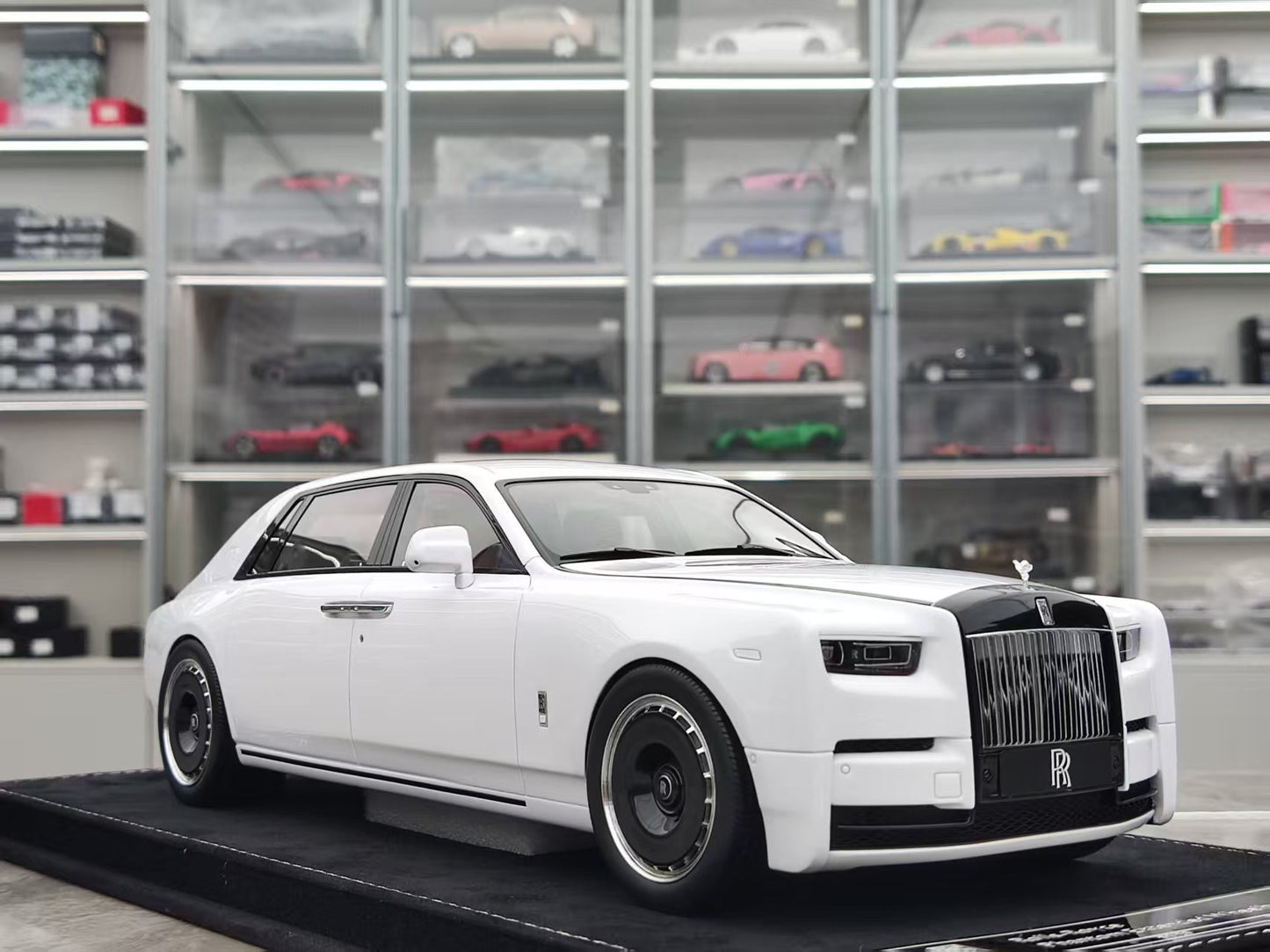 HH Model 1/18 Rolls-Royce Phantom Series II Black and White Panda Colorway HH537