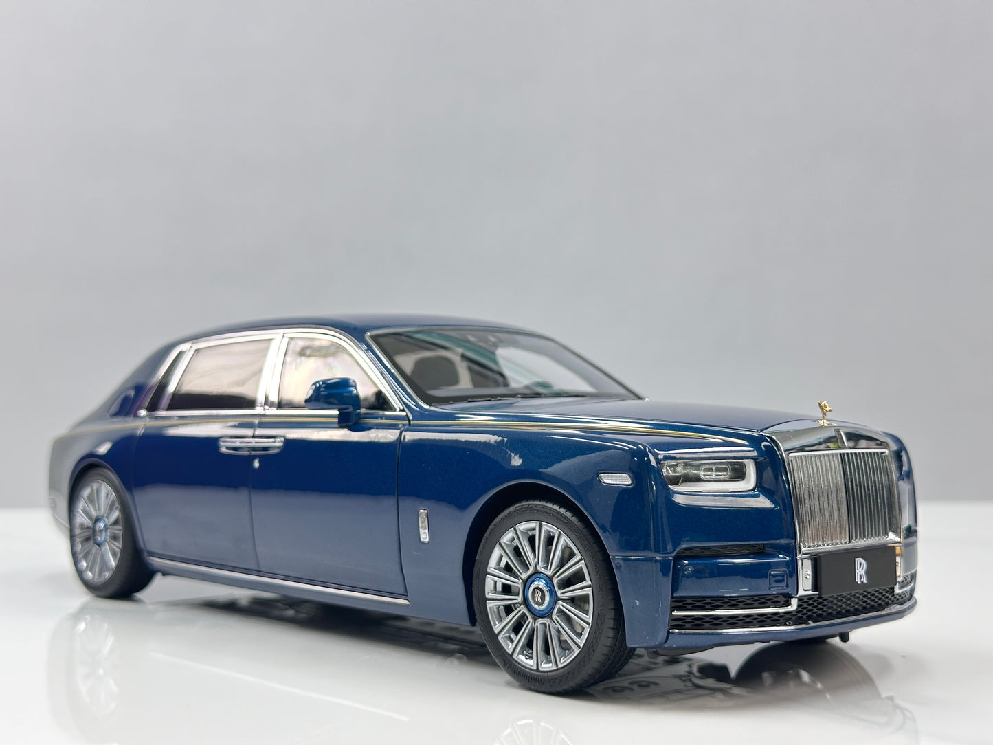ZP 1/18 Rolls-Royce Phantom VIII (Gold Badge / Leather Suitcase Edition) – Pikes Peak Blue (ZP118)