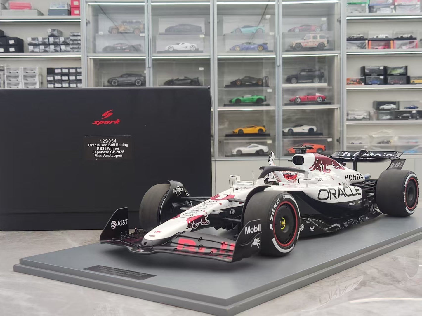 Spark 1/12 Oracle Red Bull F1 RB21 2025 Japan Grand Prix Victory No. 1 Verstappen White