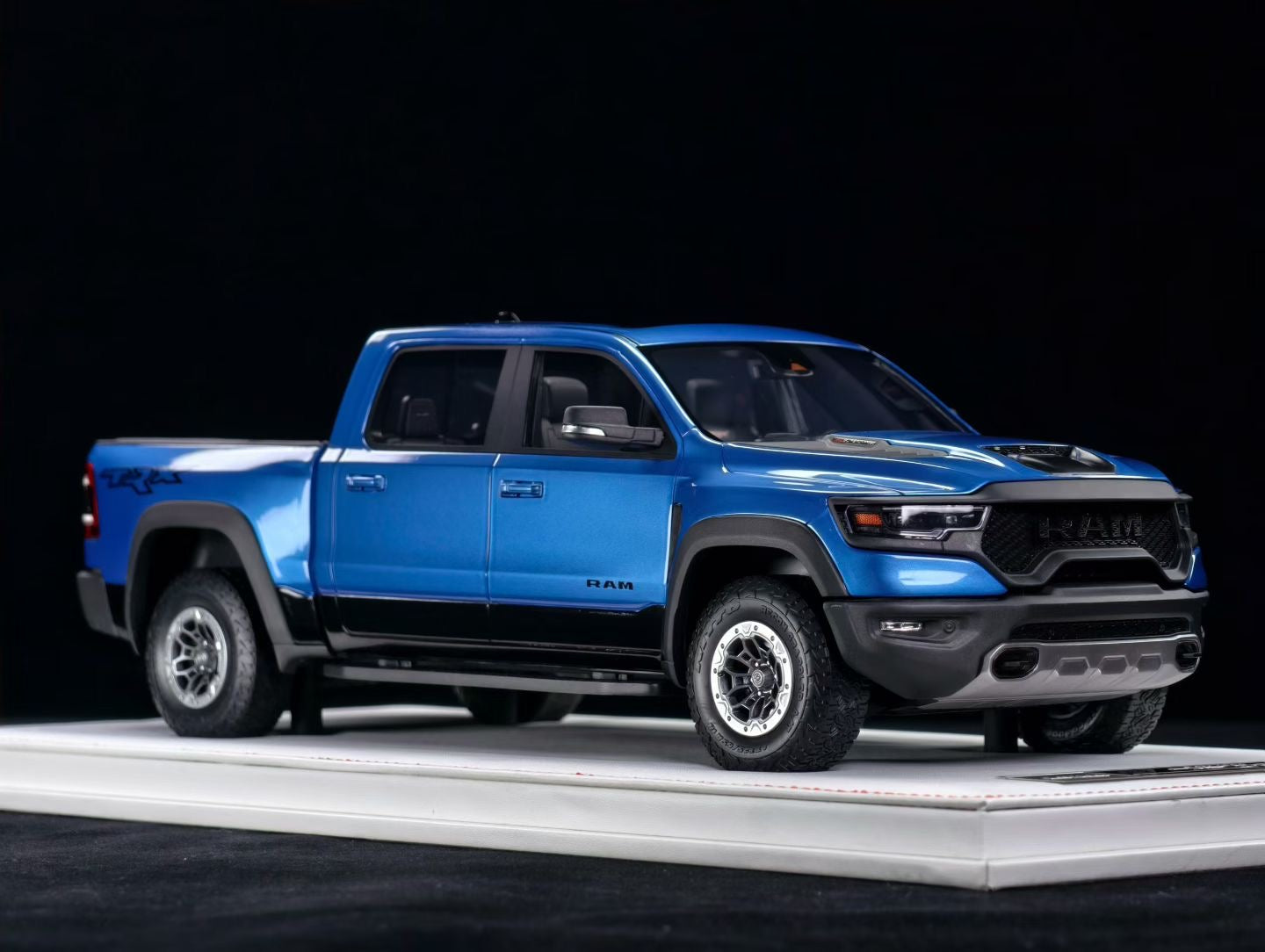DiAMAanD 1/18 Dodge Ram (Tyrannosaurus Rex)
