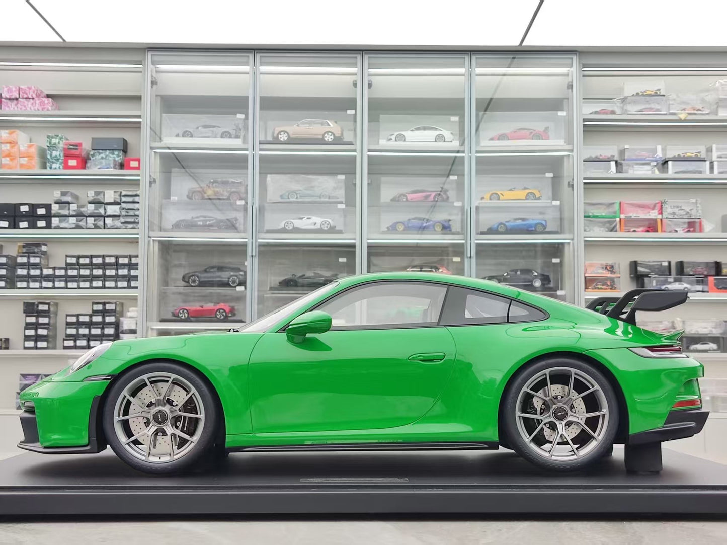 GT Spirit 1/8 Porsche 911 [992] GT3 Green GTS801601