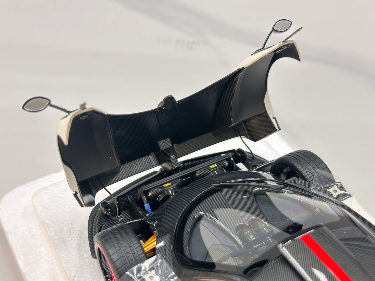 Almost Real 1/18 Pagani Zonda Cinque Coupe - 2009 White 850601101