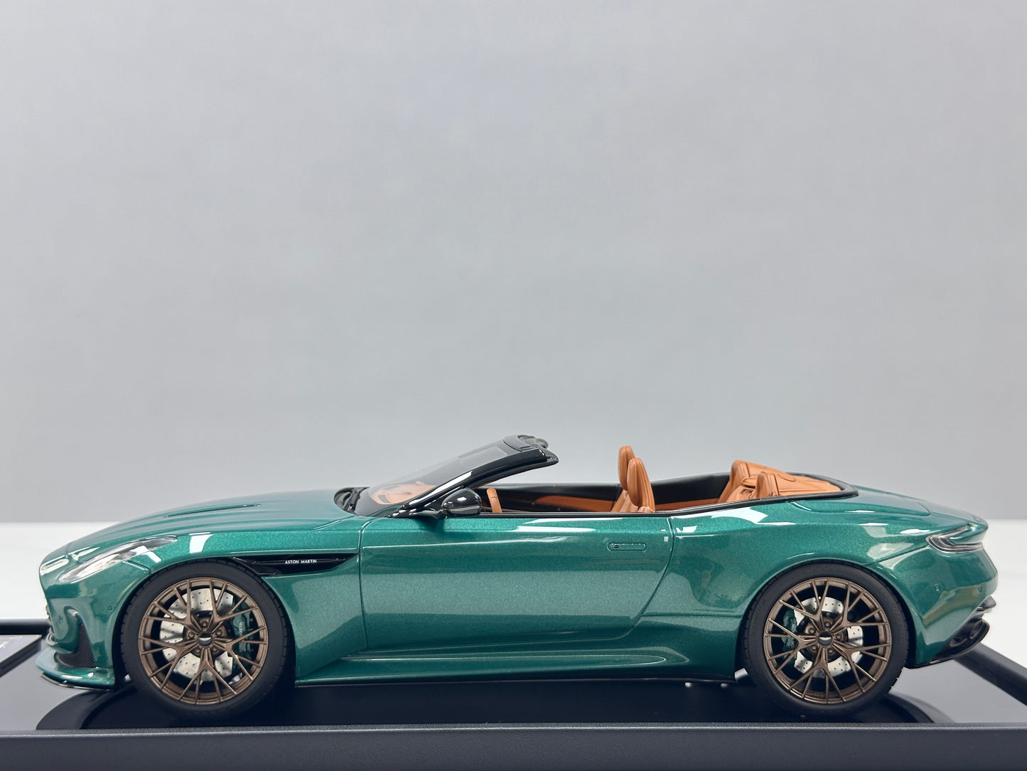 Xiaoguang Model & MotorHelix 1/18 Aston Martin DB12 Volante Convertible – Green (MH385)