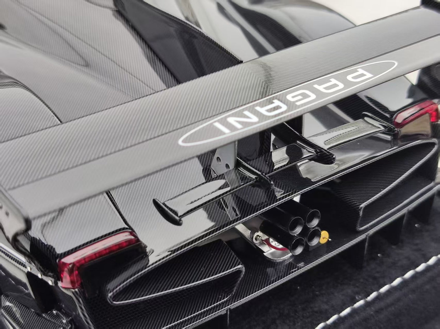 HH Model 1/18 Pagani Zonda R & Evolution Specials Black Carbon HH456