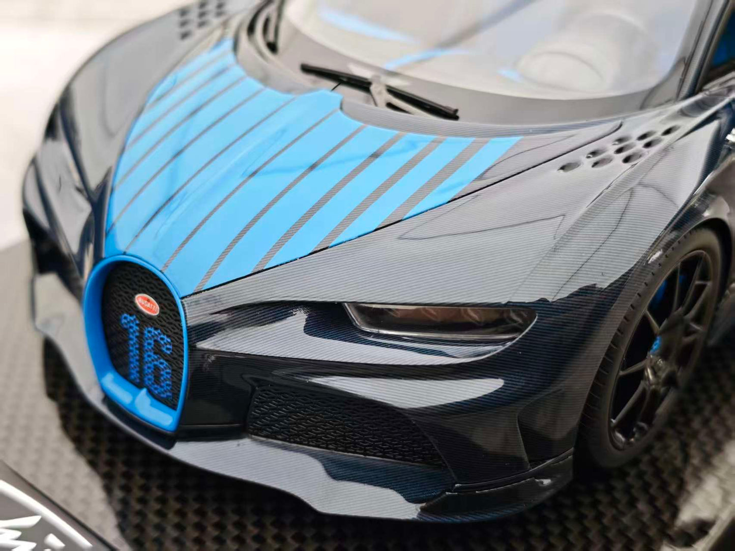MR 1/18 Bugatti Chiron Super Sport Carbon Blue BUG012F