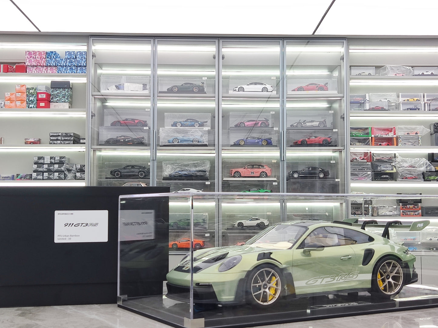 Dino Model 1/8 Porsche 992 GT3RS PR555P