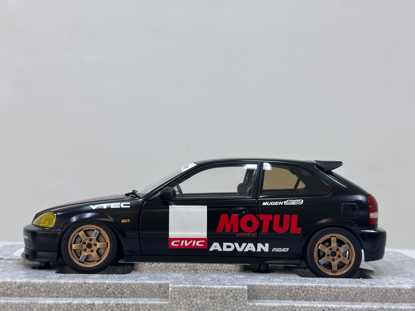 MOTORHELIX 1/18 Honda Civic Type R (EK9) Matte Black with Yellow Lights MH358