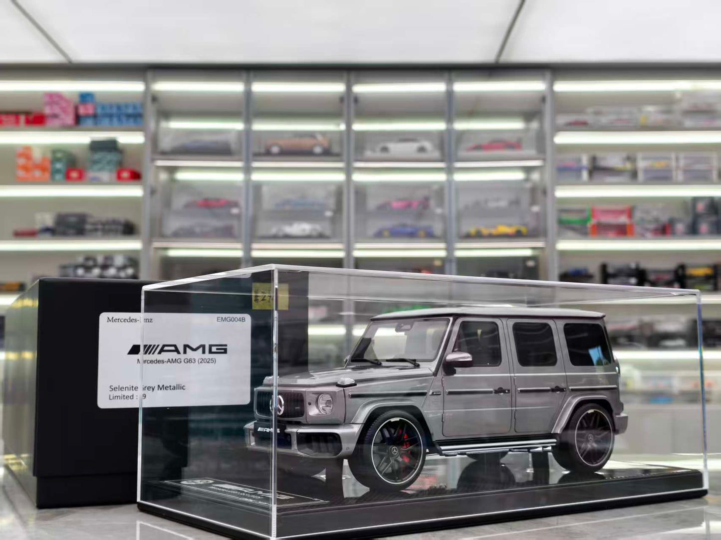 Dino Model 1/18 Mercedes-Benz G63 Black Base EMG001-008B