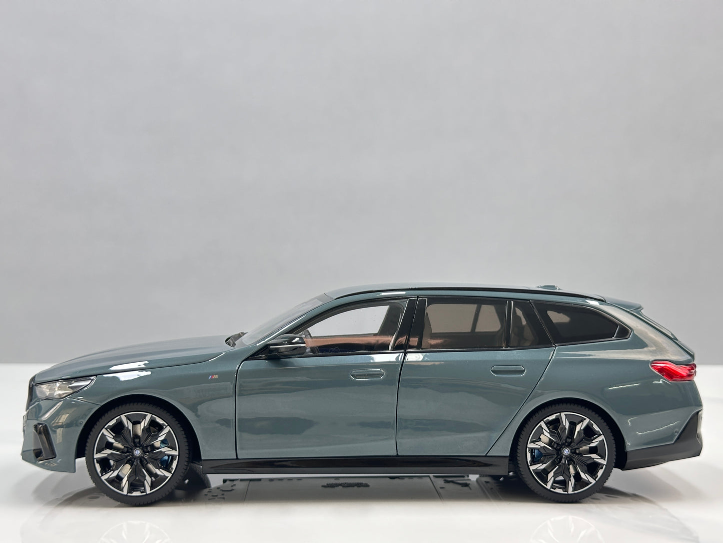 MINICHAMPS 1/18 BMW i5 M60 Touring 2024 Metallic Green 110023600