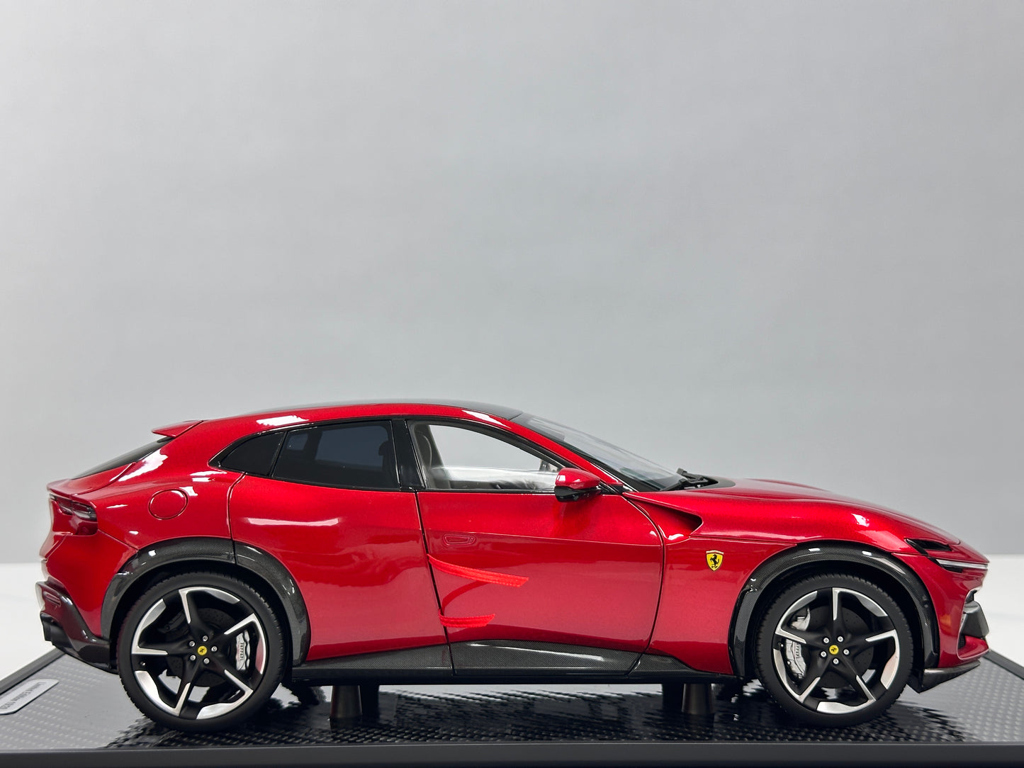BBR 1/18 Ferrari Purosangue – Metallic Red, Black Roof, Carbon Fiber Underbody (HE180052BCH)