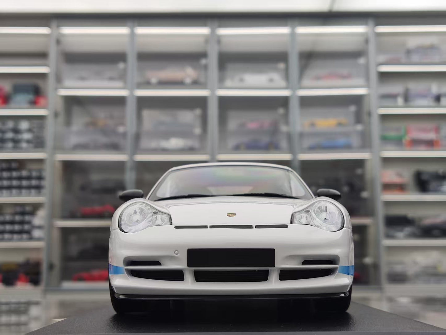 MINICHAMPS 1/18 Porsche 911 GT3 RS - 2002 White with Blue Stripes 155062021