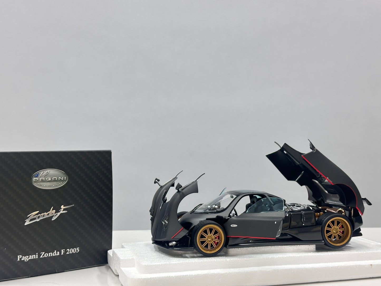 AR 1/18 Pagani Zonda F - 2005 Model - Matte Carbon Black with Red Stripes 850411001