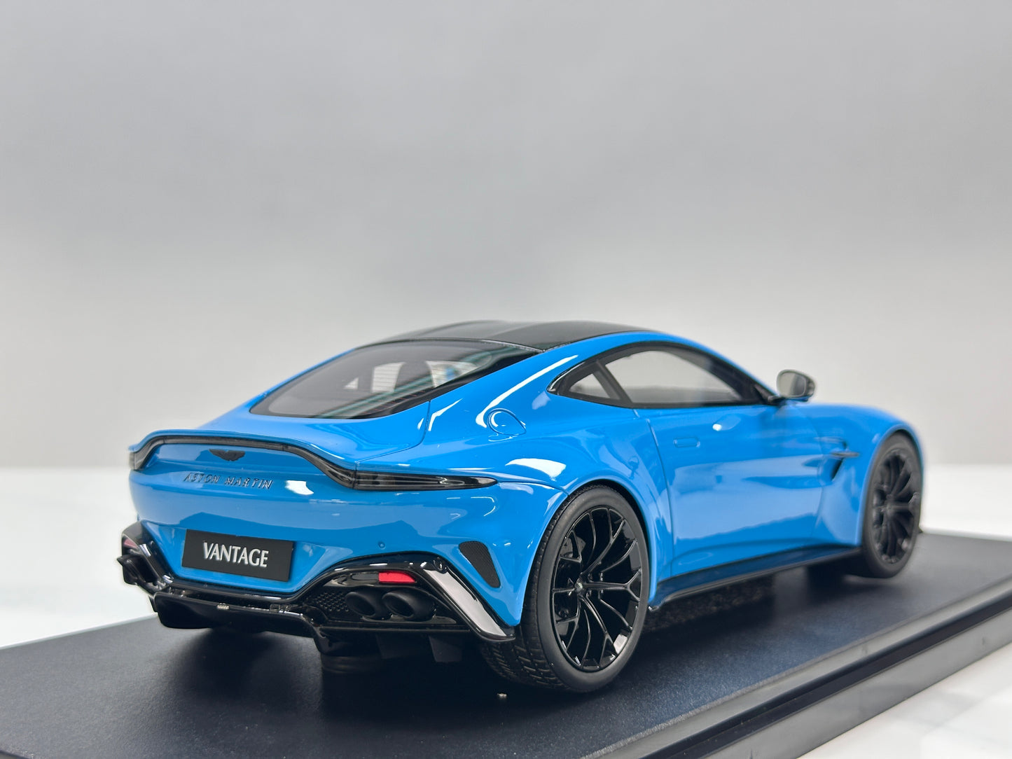GT Spirit 1/18 Aston Martin Vantage Elwood Blue GT1008