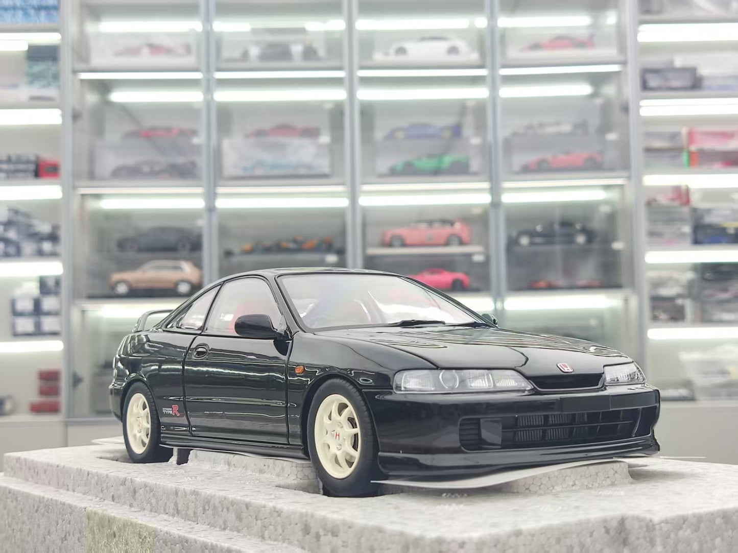 MOTORHELIX 1/18 Honda Integra Type R (DC2) Pre-Facelift Early Edition Nighthawk Black MH321