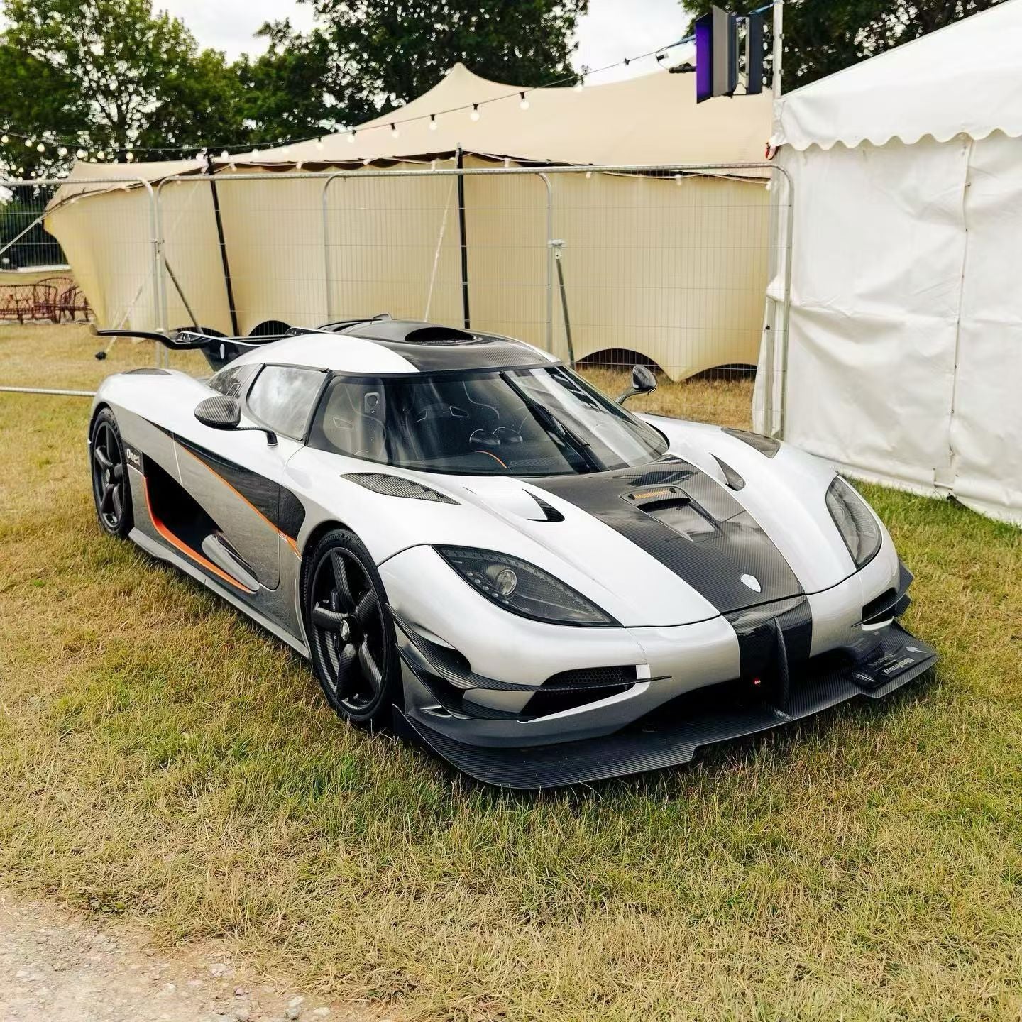 Dino Model 1/18 Koenigsegg One 1 Resin Full-Open Limited Edition Model Car