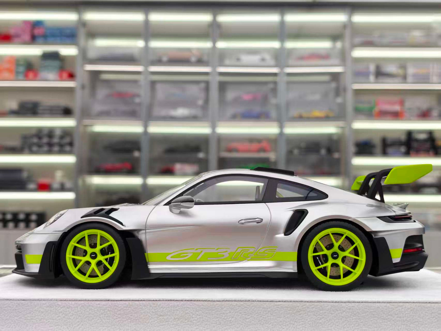 FuelMe 1/18 Porsche 992 GT3RS Silver with Green Wheels FM18010LM-09