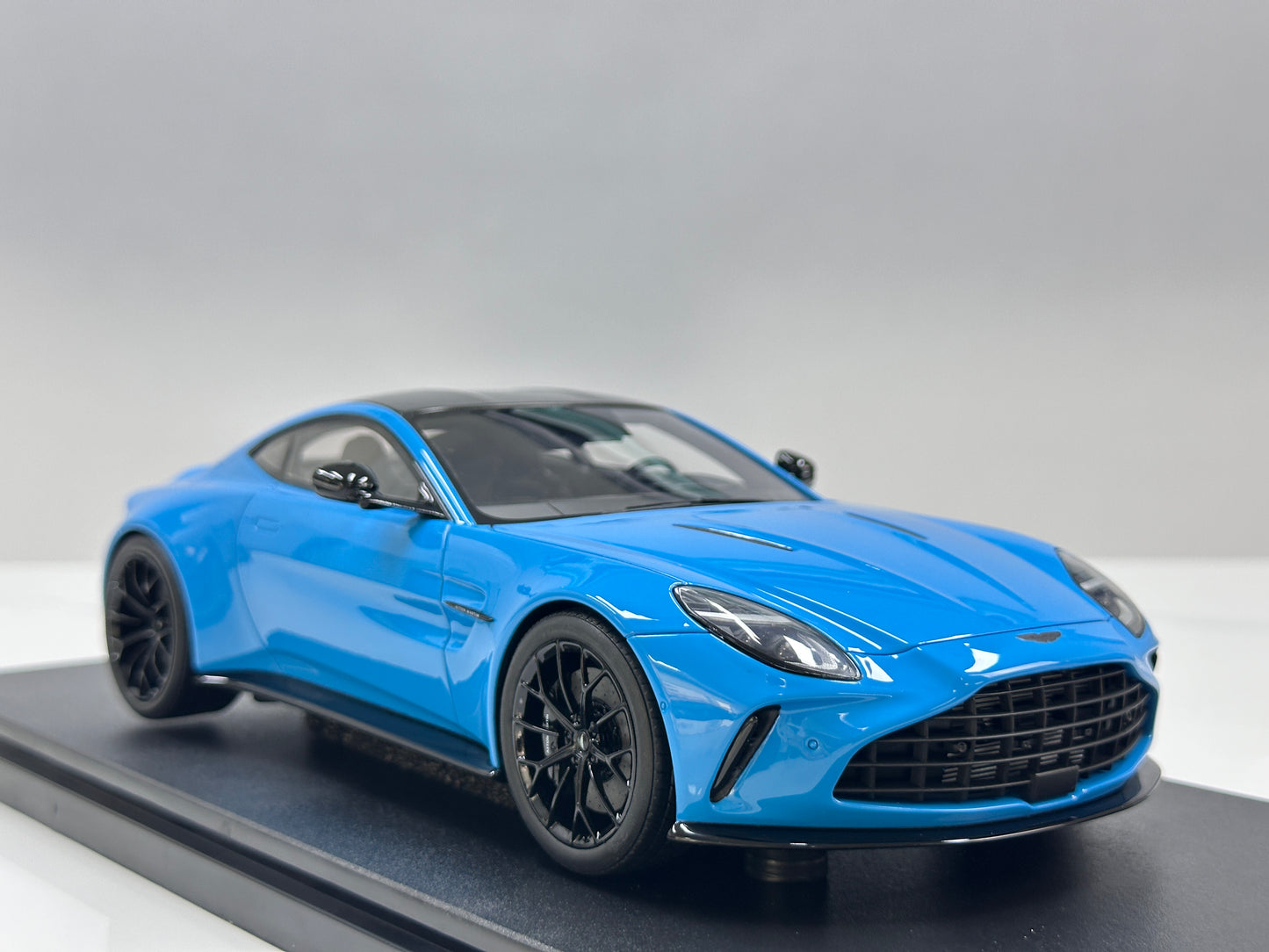 GT Spirit 1/18 Aston Martin Vantage Elwood Blue GT1008