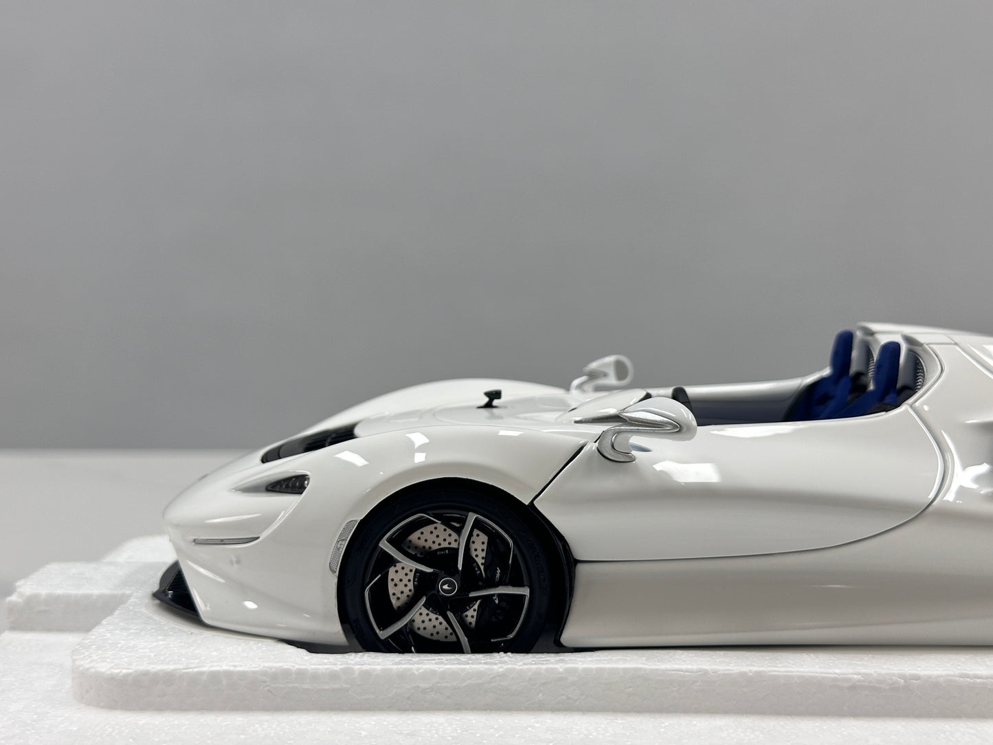 LCD 1/18 McLaren Elva Die-cast Model – Pearl White with Blue Interior (LCD18015-WH)
