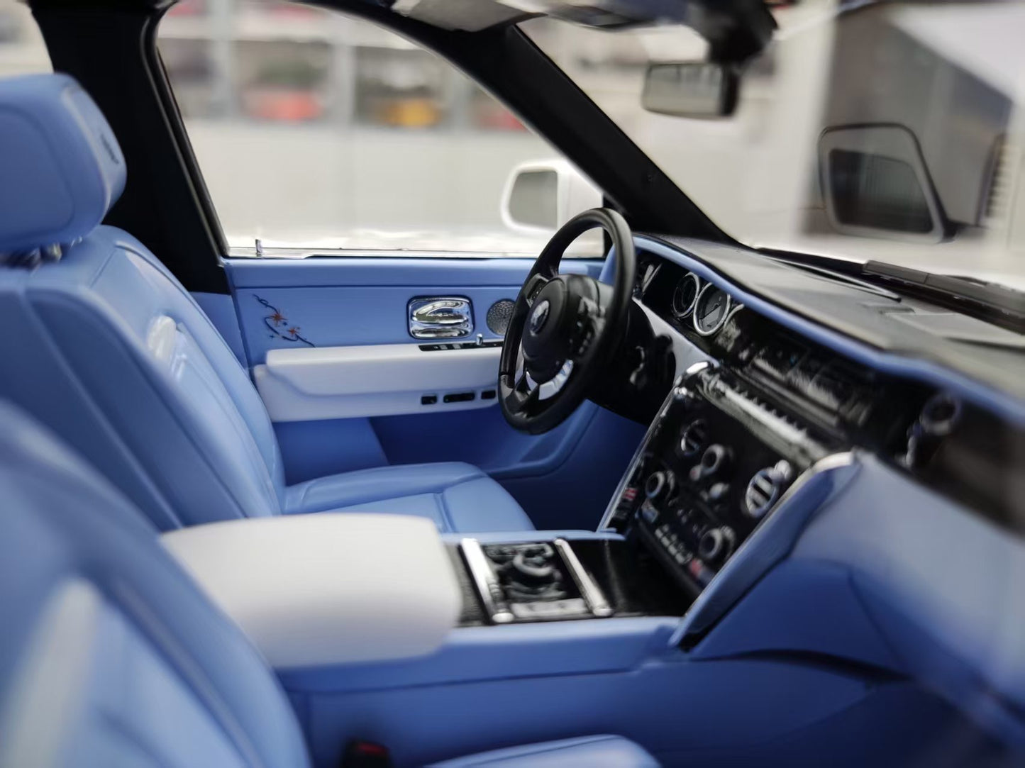 HH Model 1/18 Rolls-Royce Cullinan Cosmic Laser Color-Changing White HH543