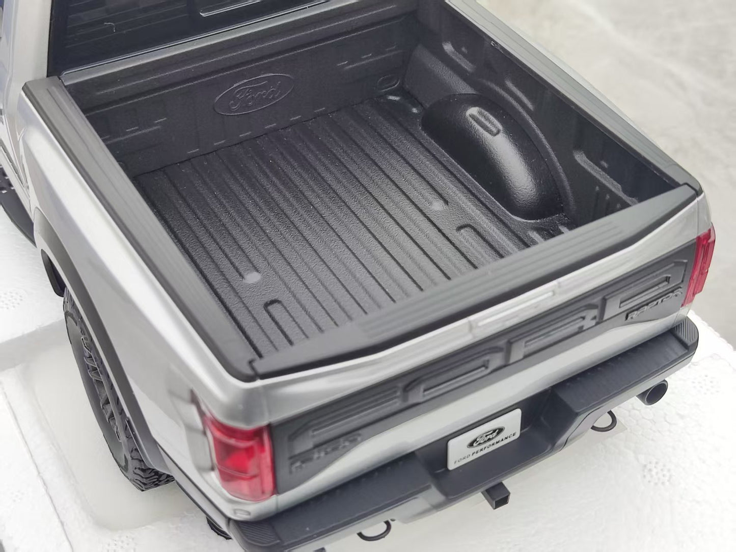 AUTO Art 1/18 Ford F-150 RAPTOR SUPERCREW 2019 Silver 72950